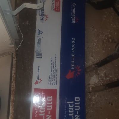 אריזות כרומגן על רצפה עם כלי עבודה