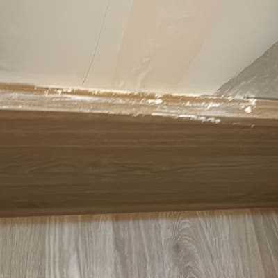 קיר ותקרה עם סימני תיקון ושכבת צבע חדשה