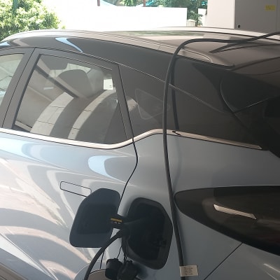 מכונית חשמלית נטענת עם כבל טעינה מחובר