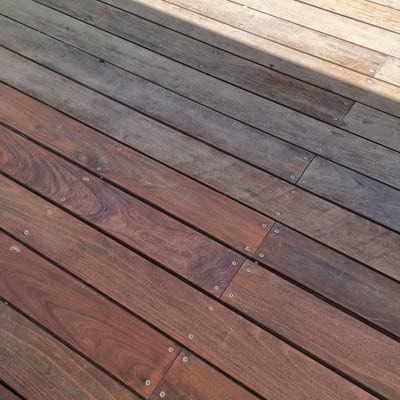 דק עץ עם ברגים בגינה