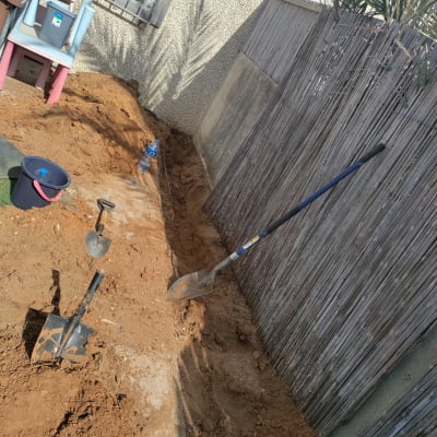 כלים לחפירה בחצר עם אדמה וחול