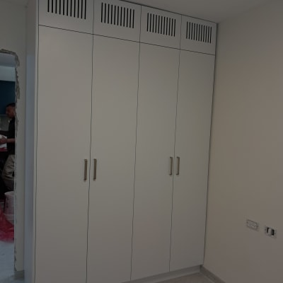 ארון בגדים לבן עם דלתות וידיות מתכת