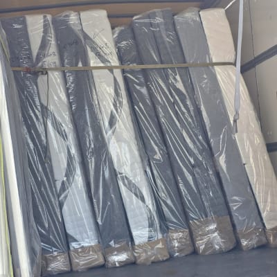 מזרנים עטופים בתוך משאית הובלה