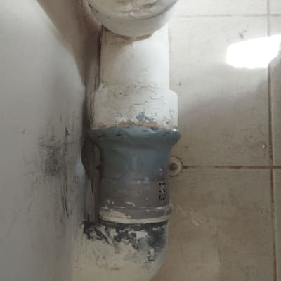 צינור מים עם תיקון איטום על הרצפה