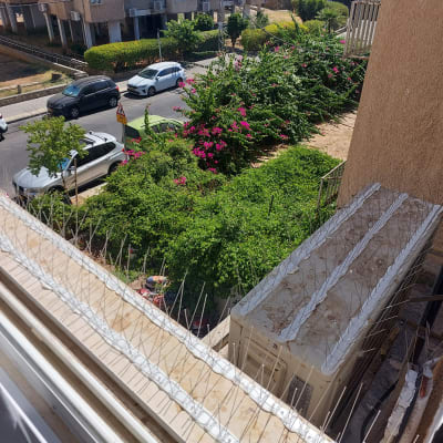 דוקרנים למניעת יונים על אדן חלון ומזגן