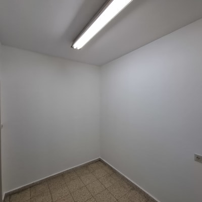 קיר צבוע בלבן עם תאורה עליונה