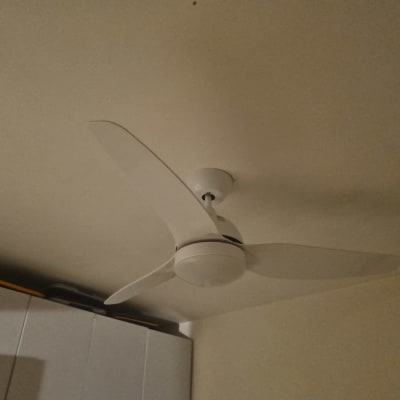 מאוורר תקרה לבן מותקן על תקרה