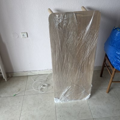 רהיט עטוף בניילון בחדר ריק עם כיסא