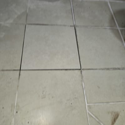 אריחי ריצוף פנימיים עם אריח חתוך במרכז