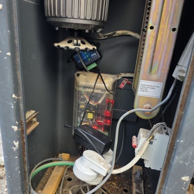 תמונה של מערכת חשמלית בתוך ארון מתכת