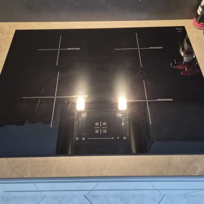 כיריים אינדוקציה על משטח מטבח עם חומרי ניקוי