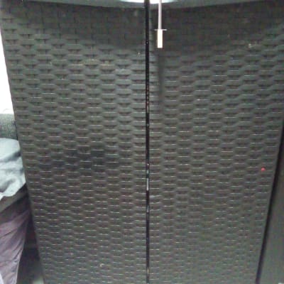 ארון פלסטיק עם דלתות סגורות ומנעול