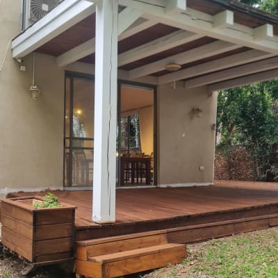 מרפסת עץ עם אדנית עץ קטנה בצד