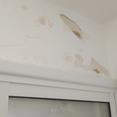 קיר עם קילופי צבע מעל דלת