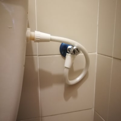 צינור מים מחובר לאסלה עם ברז