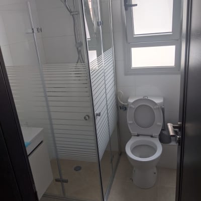 מקלחון זכוכית עם דלתות, ראש מקלחת וכיור