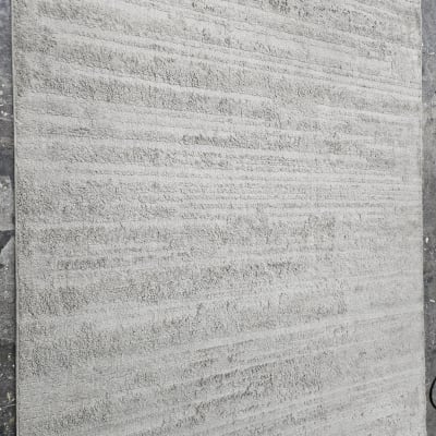 שטיח אפור נקי על רצפה אפורה