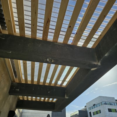 קורות עץ על תקרה עם רשת מתכת