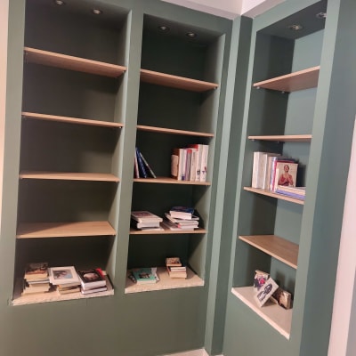 מדפים ירוקים עם ספרים ותמונות