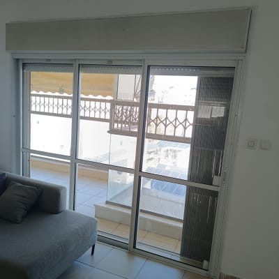 חלון עם תריסים ומרפסת חיצונית