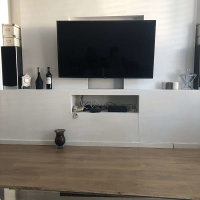 טלוויזיה תלויה על קיר עם כבלים חשופים