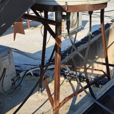 דוד שמש על גג עם צינורות וחיבורים