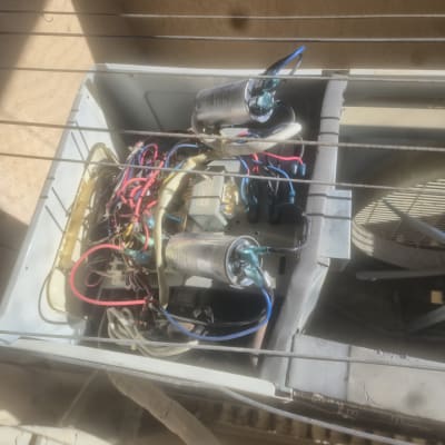 חלקים פנימיים של מזגן עם חוטים וקבלים