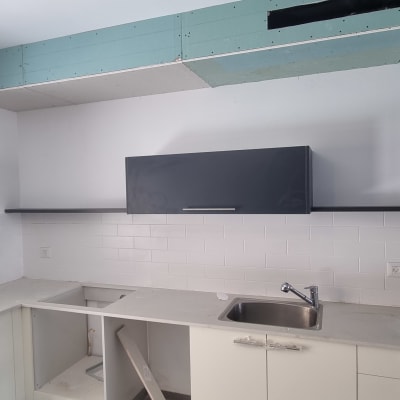 מטבח עם ארונות כיור ומשטח עבודה