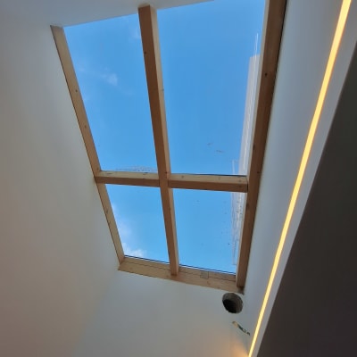 תקרת זכוכית עם מסגרת עץ ואור טבעי