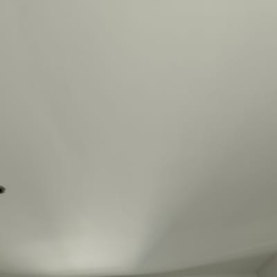 תקרה צבועה בלבן עם חור קטן