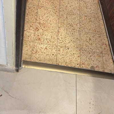 תמונה של רצפה ודלת עם התקנת סף חדש