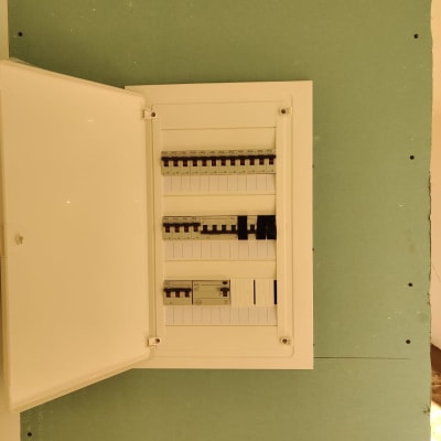 לוח חשמל פתוח עם מפסקים חשמליים
