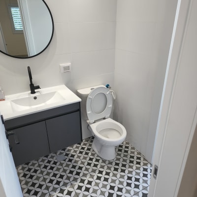 שירותים עם כיור וברז שחור, רצפה נקייה