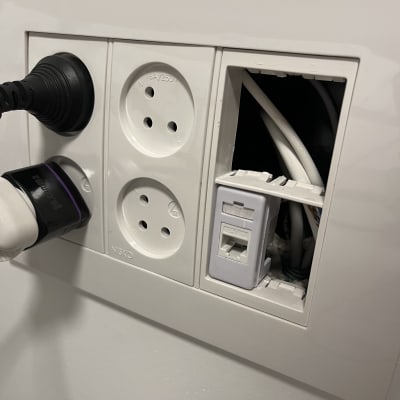 שקעי חשמל ותקשורת עם כבלים חשופים