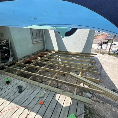 מבנה עץ בבנייה עם כלים וחומרים על הקרקע