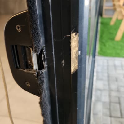 מנעול דלת עם פרווה שחורה ותפס מתכת