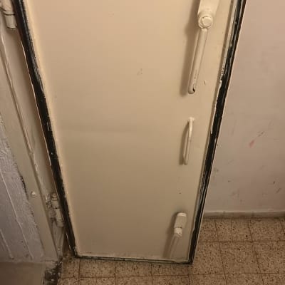 דלת מתכת עם מנעולים ובריחים