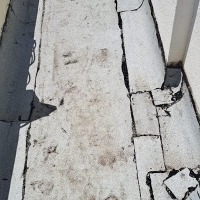 גג עם יריעות ביטומניות במצב תחזוקה