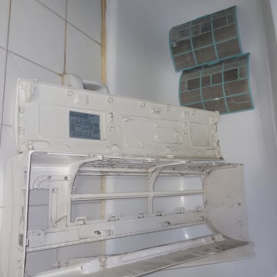 חלקי מזגן מפורקים לניקוי באמבטיה