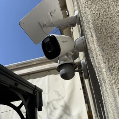 מצלמת אבטחה מותקנת על קיר חיצוני