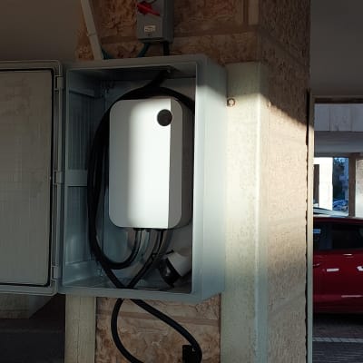 ארון חשמל פתוח עם כבלים ומתג חשמלי