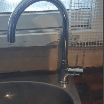 ברז נירוסטה מותקן בכיור מטבח