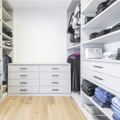 ארון בגדים עם מדפים ומגירות לבנים