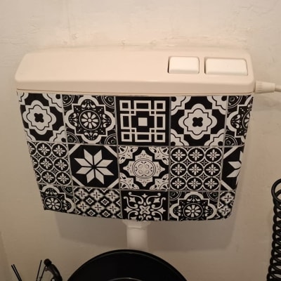 מיכל הדחה עם עיטורים, צינור מים מחובר