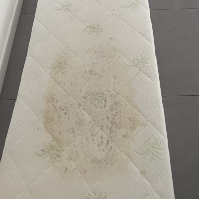 מזרן עם כתמים לפני ניקוי