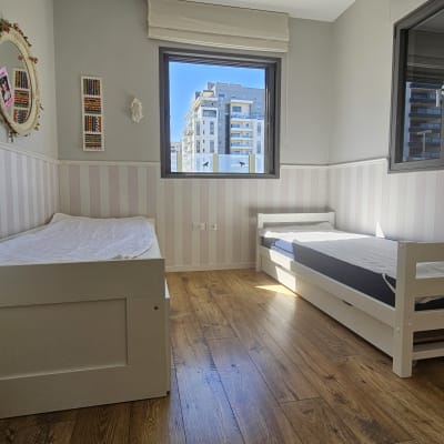 קירות עם טפט פסים ורודים ולבנים בחדר שינה