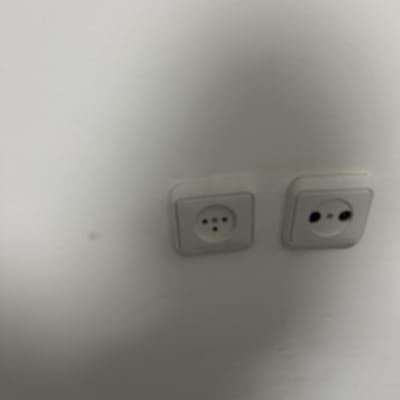 שני שקעי חשמל על קיר לבן