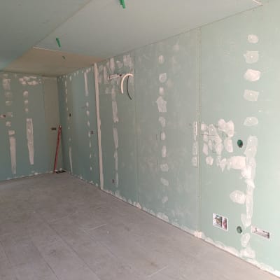 קירות גבס עם תיקוני שפכטל בחדר ריק