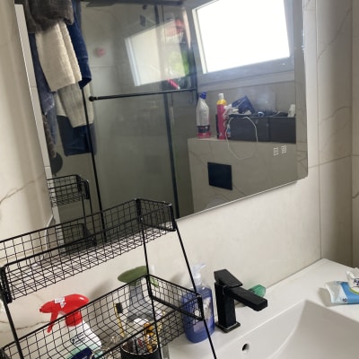 כיור עם ברז שחור, מדף מתכת, חומרי ניקוי