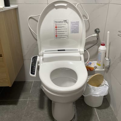 אסלה עם מושב חכם ומברשת ניקוי בצד